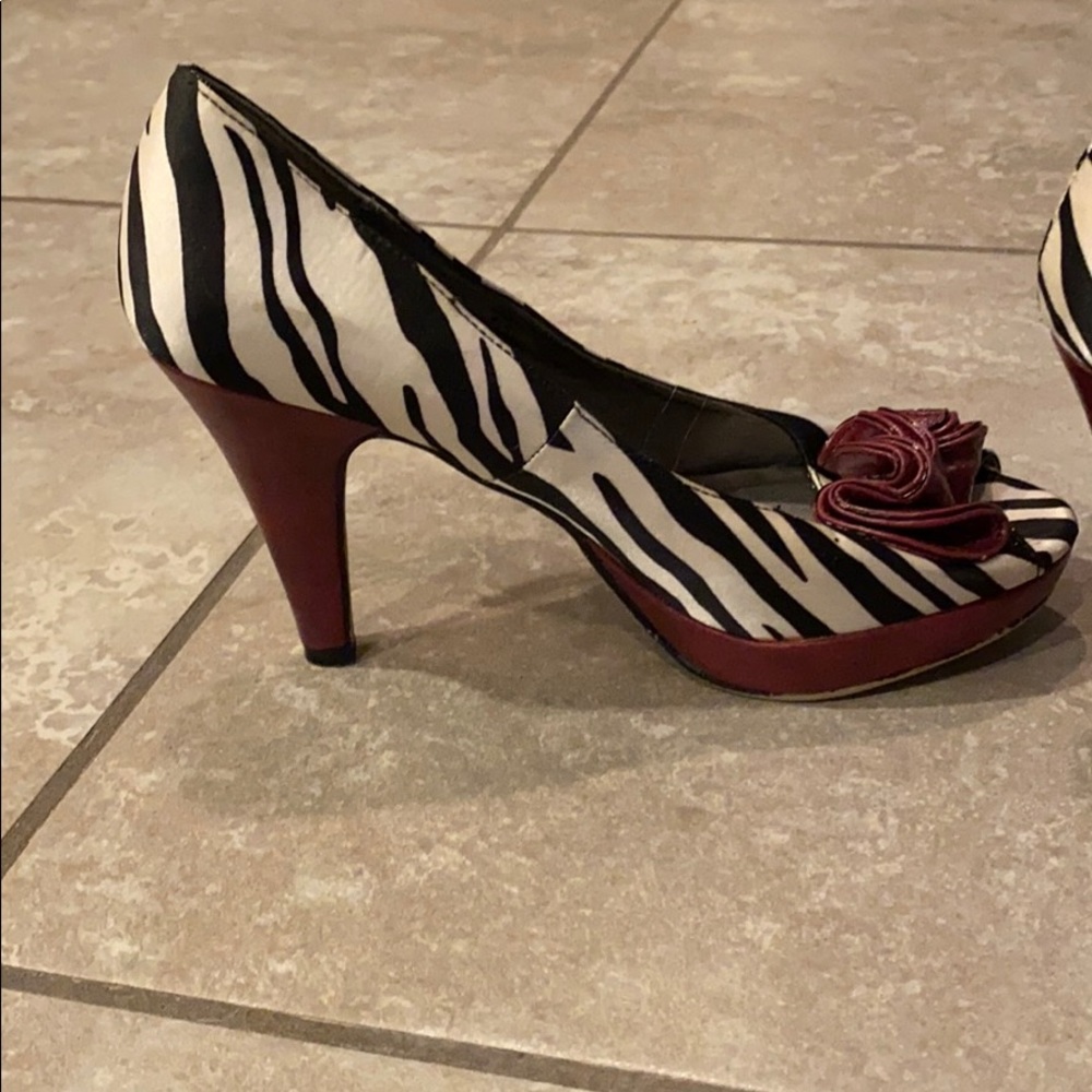 Shoes - Picture 4 of 6